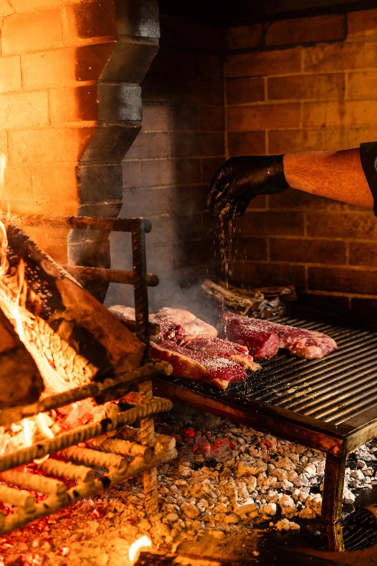 Carne salata sulla parrilla a legna