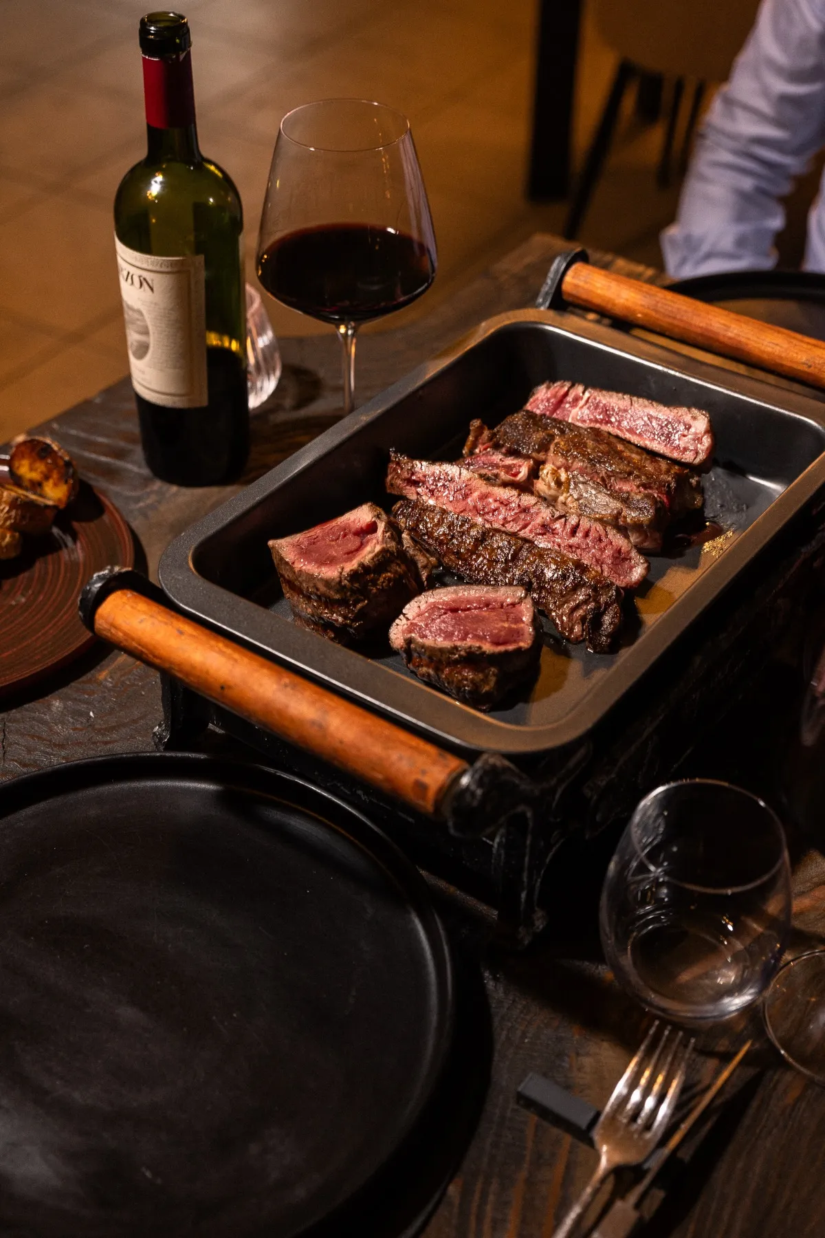 Bistecca alla griglia servita con vino rosso