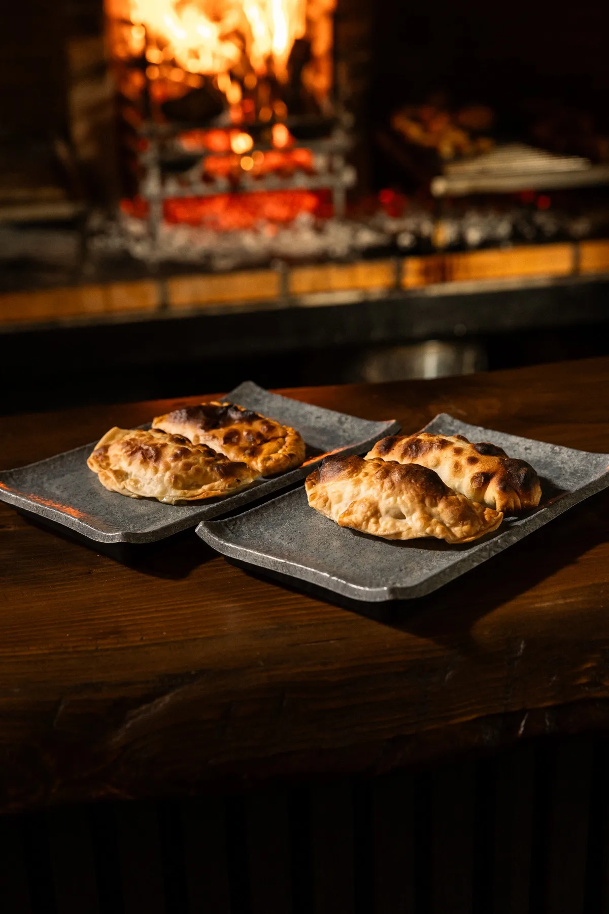 Empanadas tipiche davanti al fuoco di legna